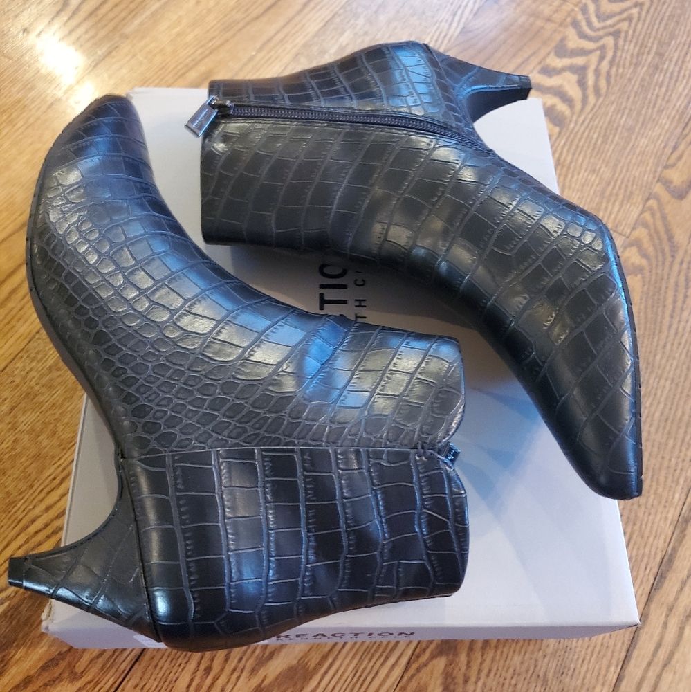 Kennth Cole Reaction 2.25" Heel Bootie Croc Skin style size 8.5